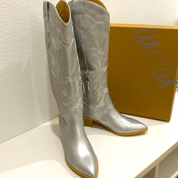NWT VICI LUMIE HEELED BOOTS - METALLIC SILVER |SIZE 7 - Picture 8 of 8